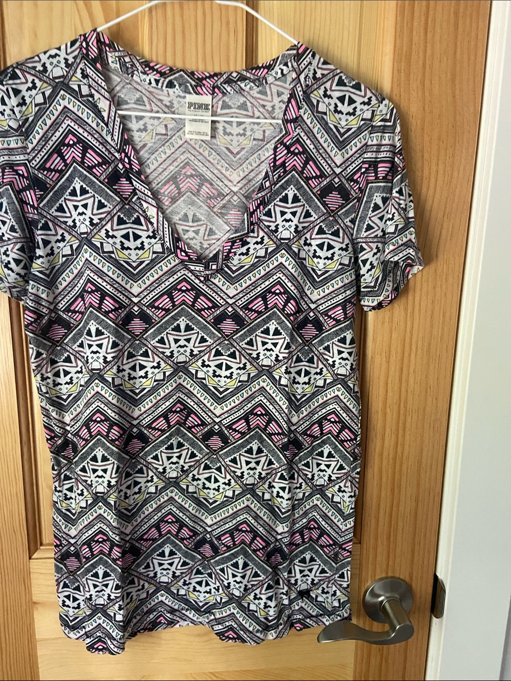 PINK Victoria's Secret Geometric V‑Neck Tee in Pink, Black & White